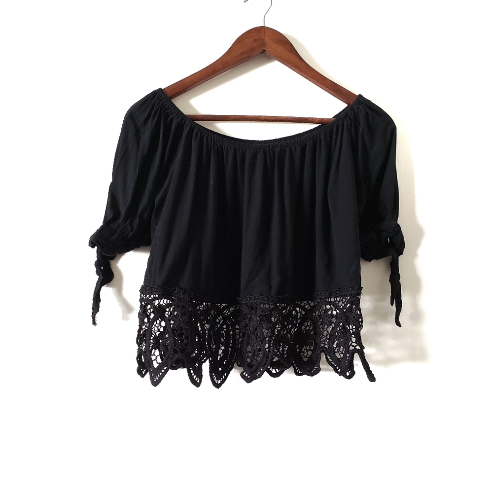 Essence crochet Hem Blouse